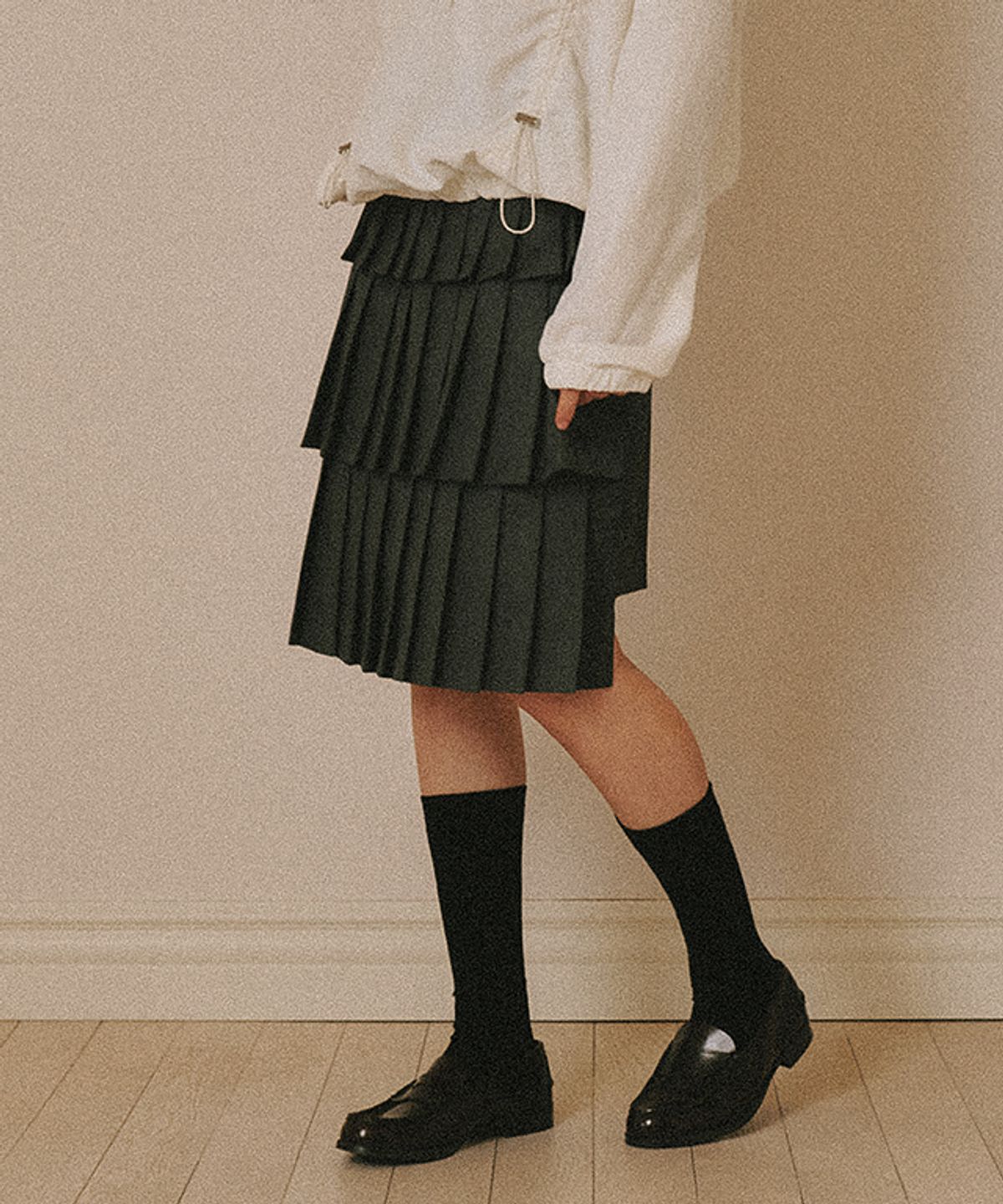 론론(RONRON) LAYERED PLEATS SKIRT CHARCOAL GREY
