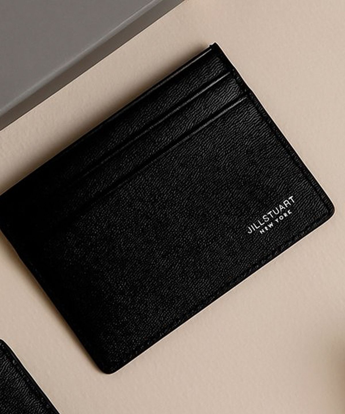 질스튜어트 맨 액세서리(JILLSTUART MEN ACC) 블랙 단색 소가죽 2단 카드지갑(케이스 동봉) JUHO6F962BK