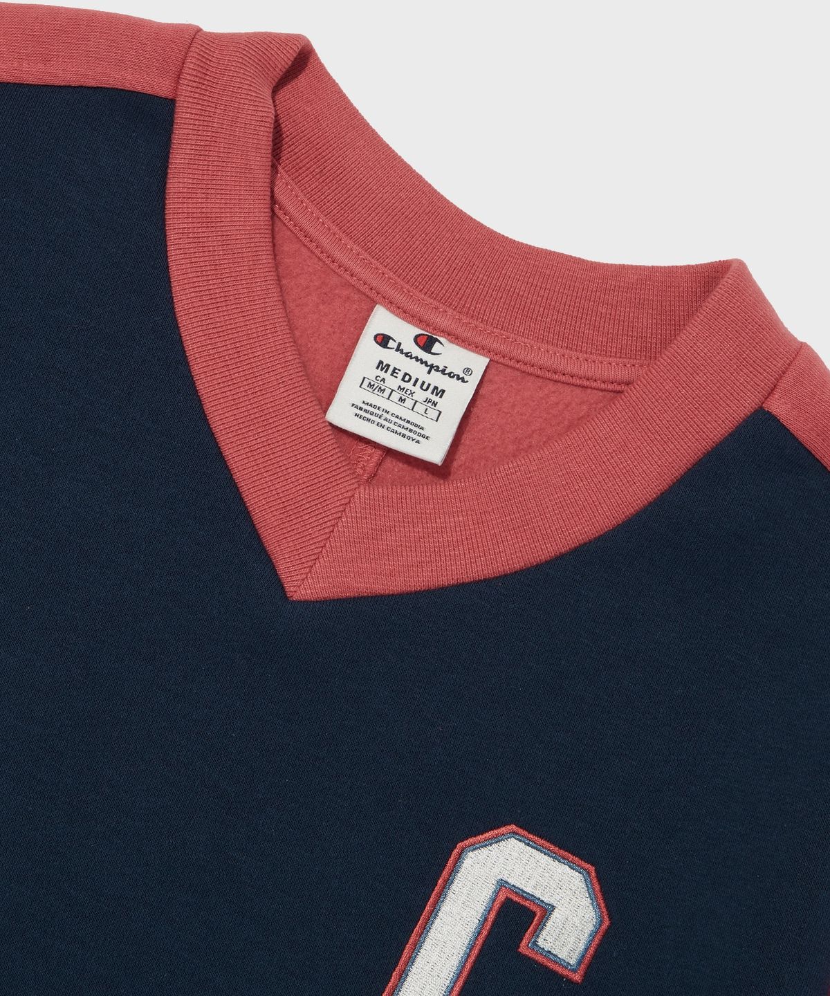 챔피온(CHAMPION) 컬러 블록 브이넥 스웨트셔츠 Normal Coral