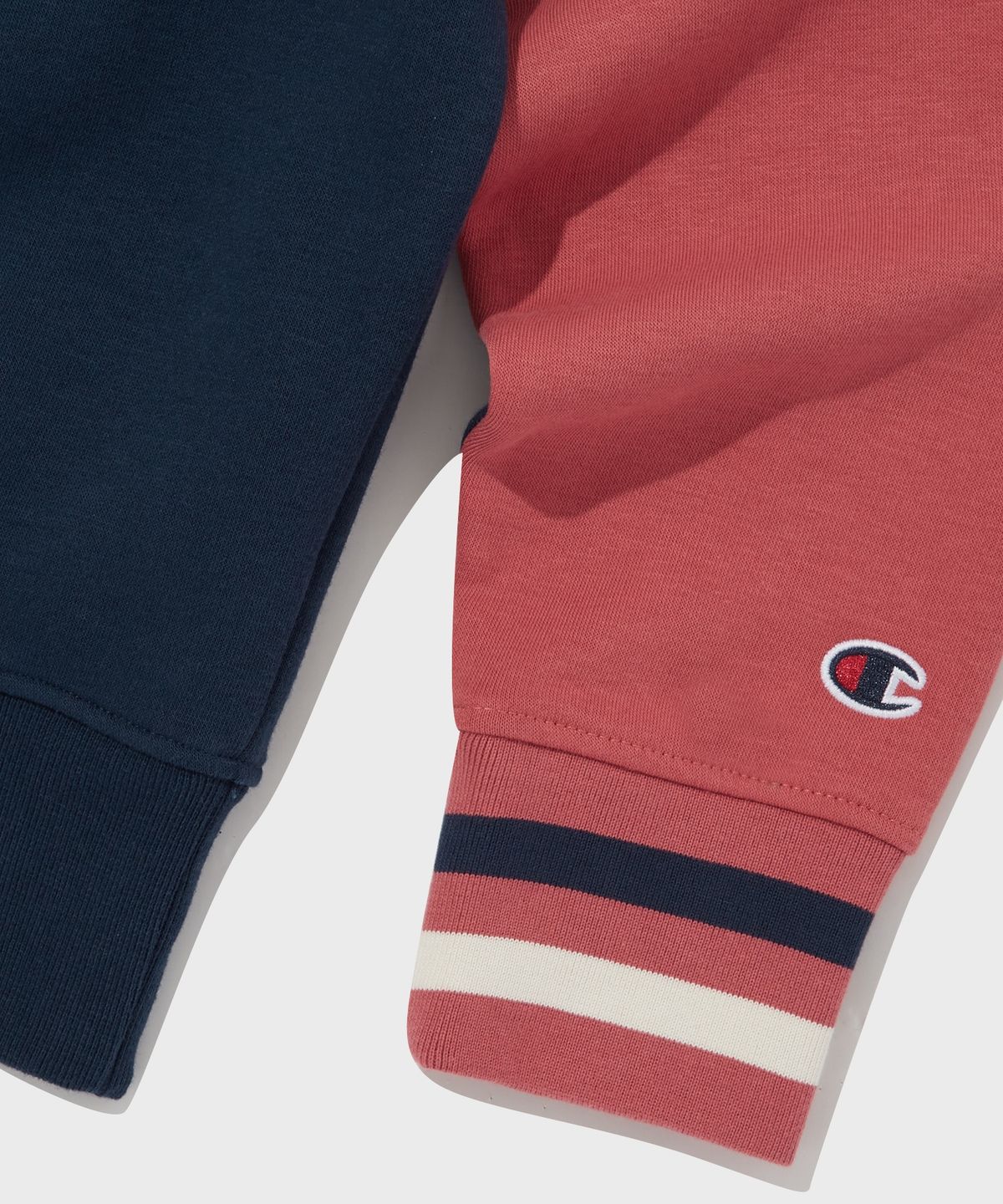 챔피온(CHAMPION) 컬러 블록 브이넥 스웨트셔츠 Normal Coral