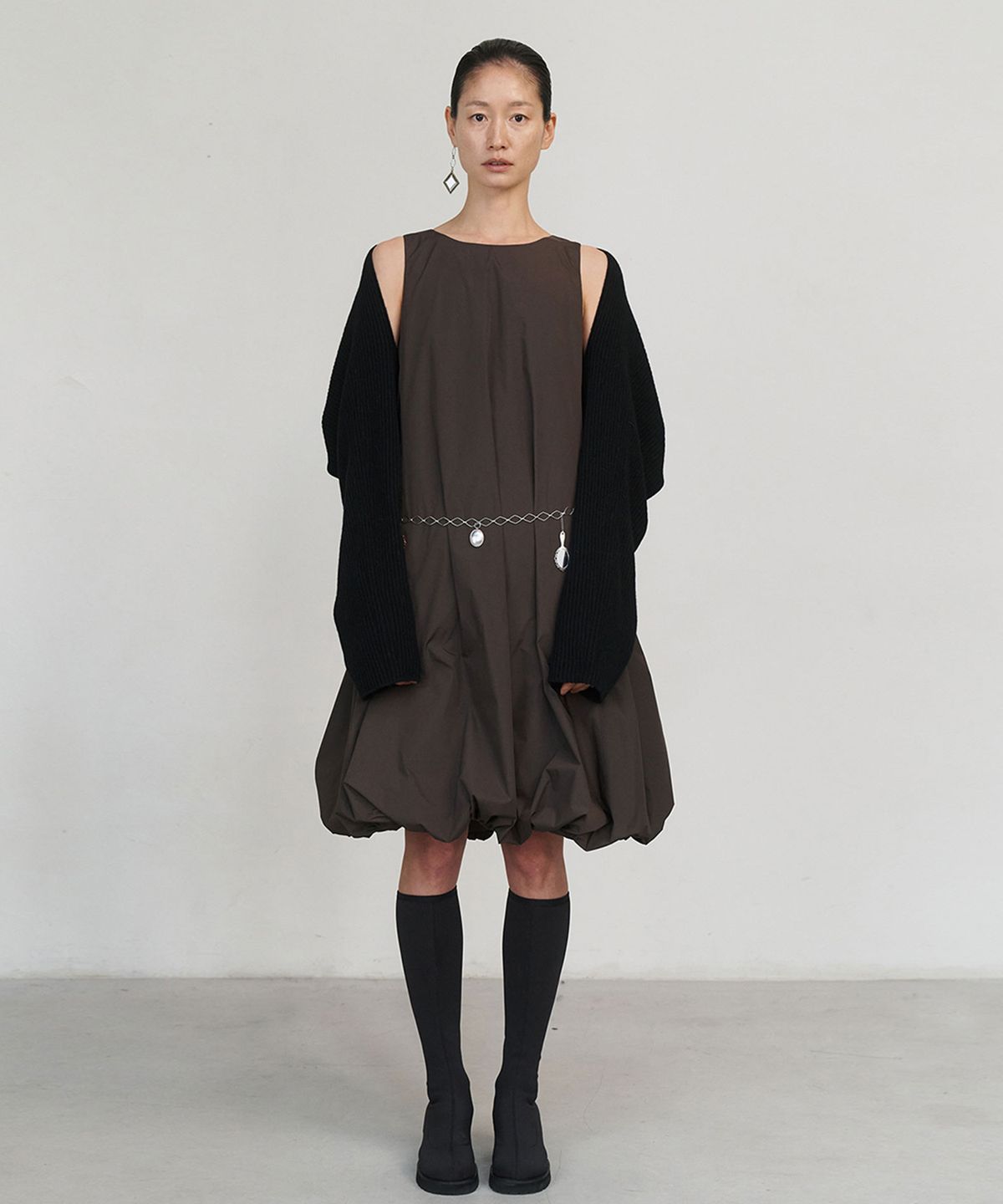 아모멘토(AMOMENTO) VOLUME SLEEVELESS DRESS_BLACK