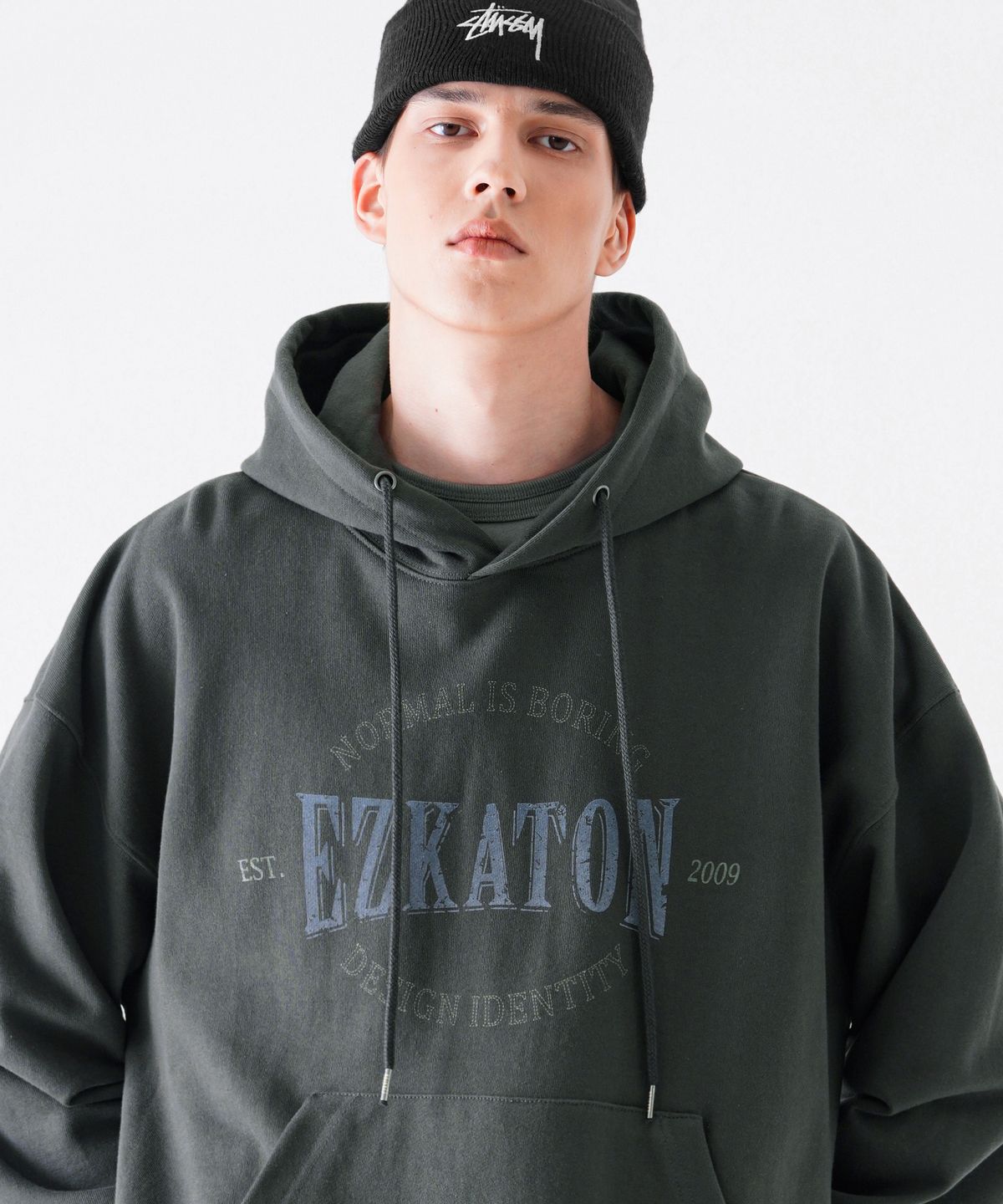 에즈카톤(EZKATON) 아이덴티티 헤비코튼 후드 딥그레이 KMHD6725