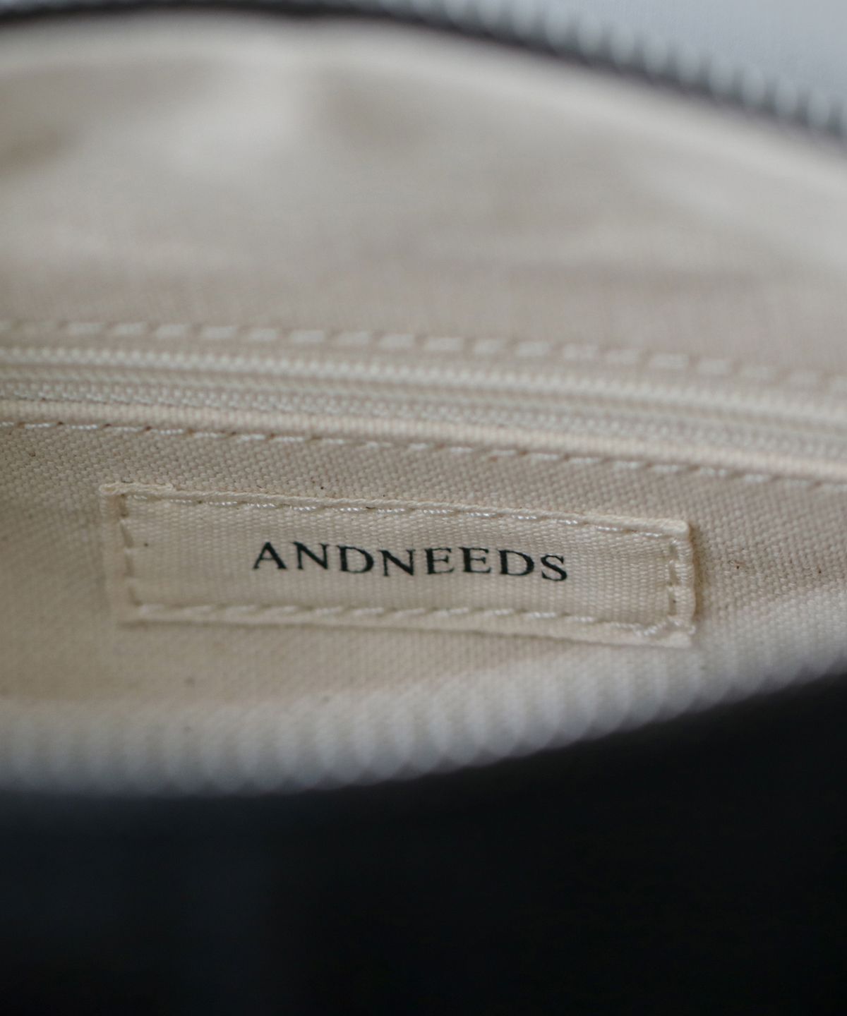 앤니즈(ANDNEEDS) Suede shoulder bag (black)