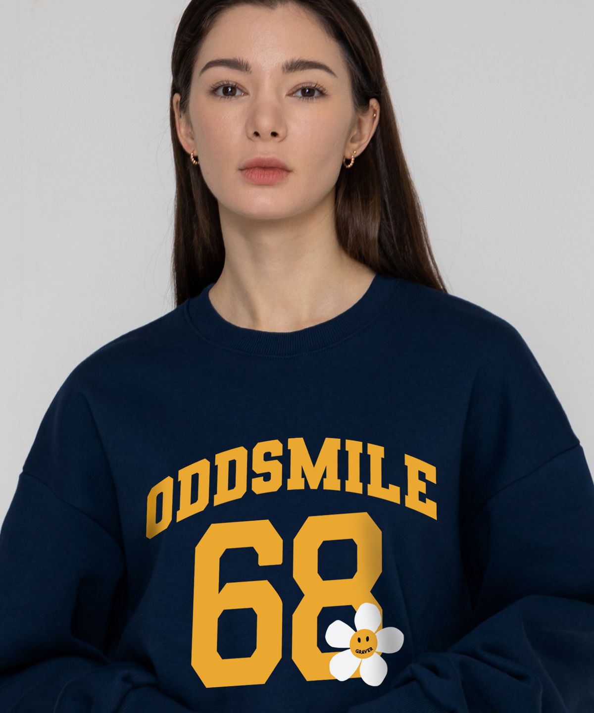 그레이버(GRAVER) [UNISEX]ODDSMILE 68 플라워스마일 맨투맨_네이비