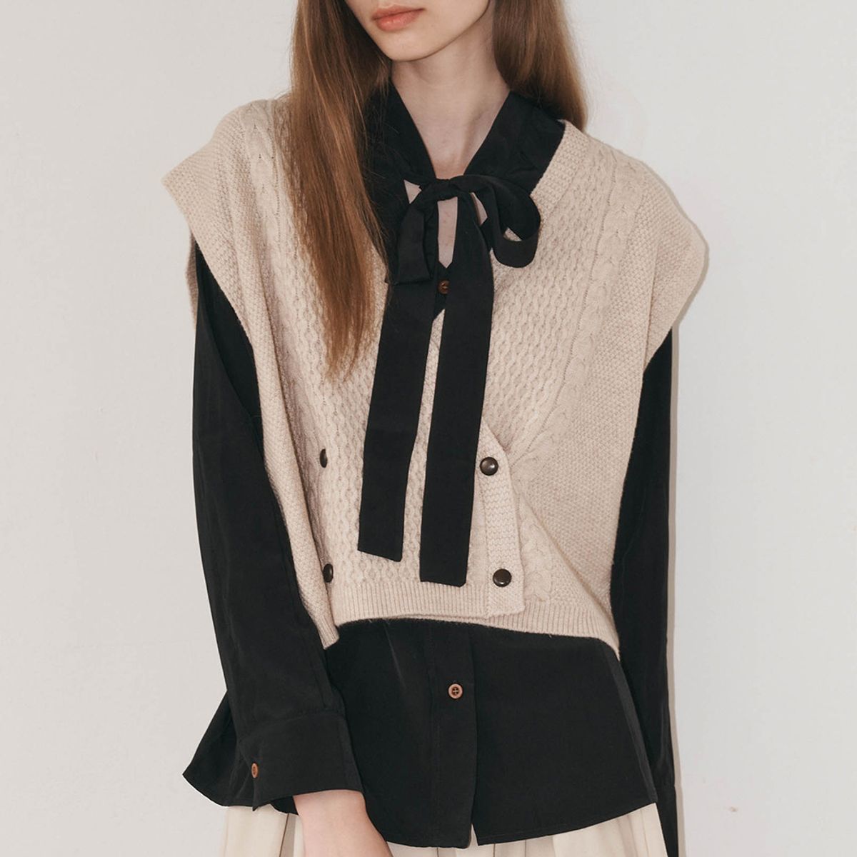 웬스데이딜라잇(WEDNESDAY DELIGHT) WD_String ribbon v-neck blouse_BLACK