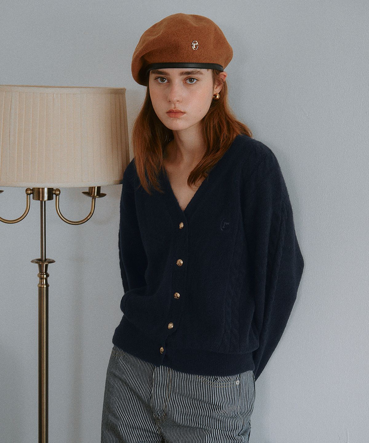 로라로라(ROLAROLA) CABLE LINE V NECK CARDIGAN NAVY