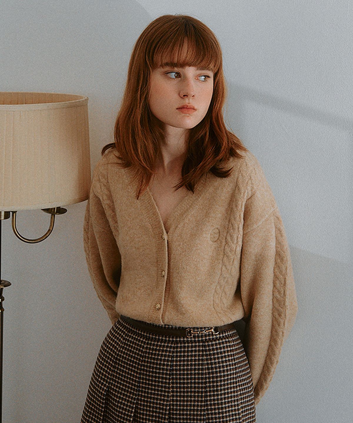 로라로라(ROLAROLA) CABLE LINE V NECK CARDIGAN BEIGE