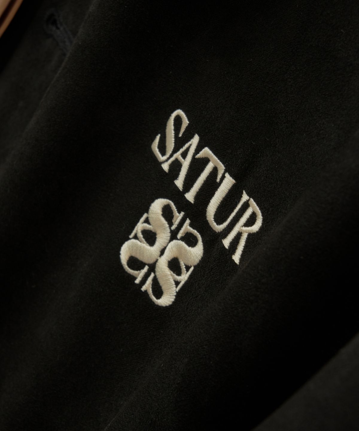 세터(SATUR) 테오 폭스 스웨이드 숏 자켓 파이럿 블랙