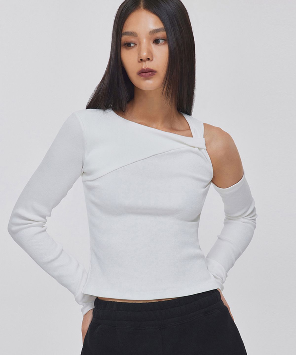 탑걸(TOPGIRL) TWISTED DETAIL SHOULDER CUTOUT TOP_T326TP122