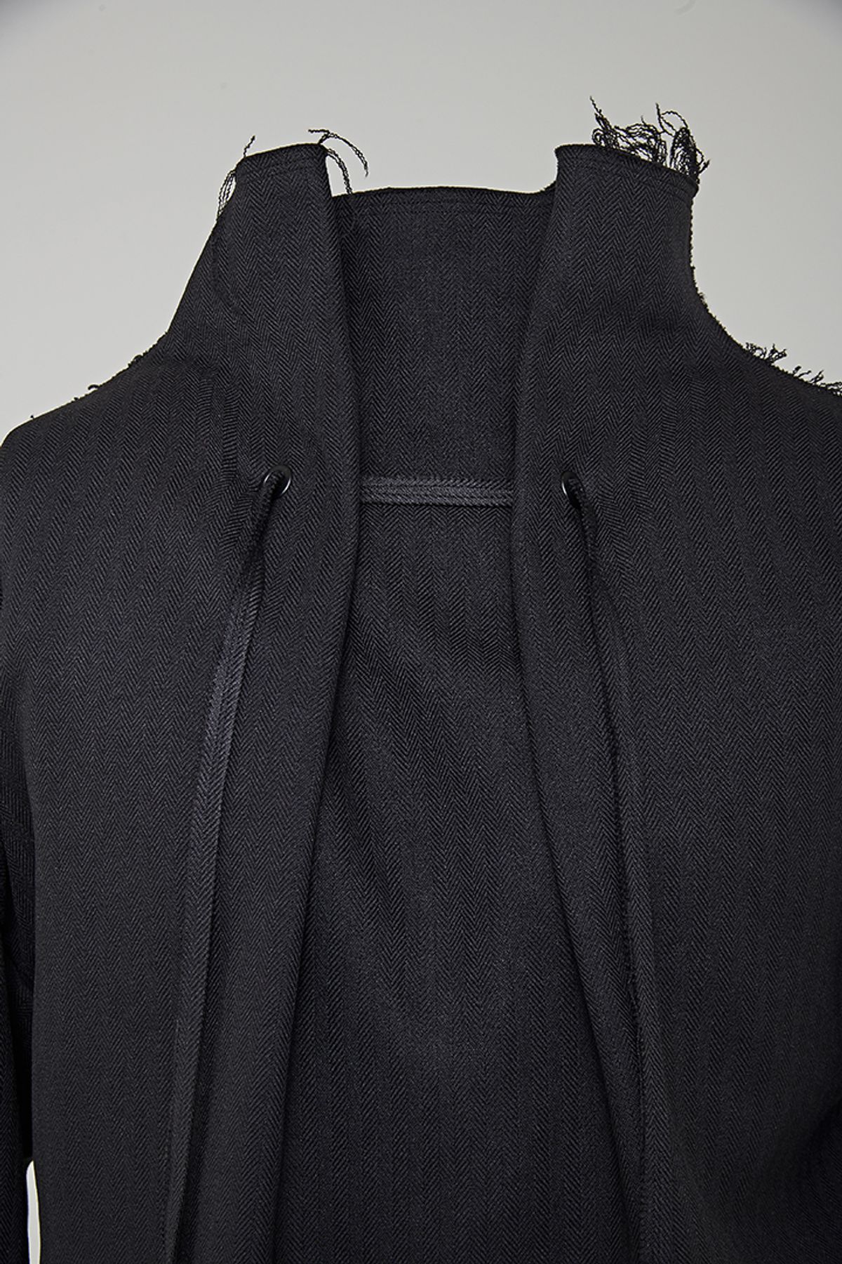 발로렌(VALOREN) Incision Cutting Herringbone Sweatshirt