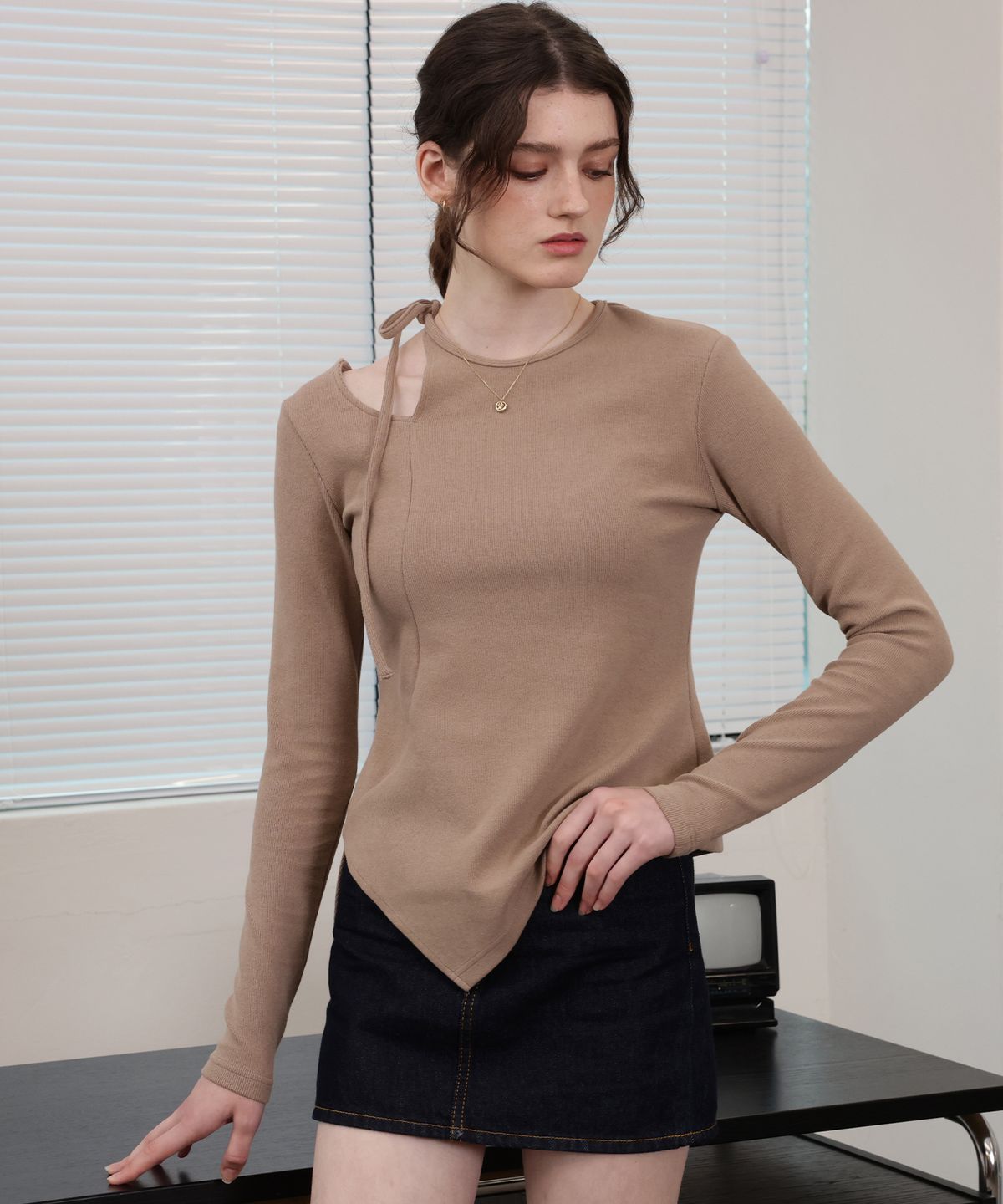 러브참(LOVECHARM) [셀리나 컷아웃 리본 니트 탑_베이지] Celina Cut-out Ribbon Knit Top_Beige