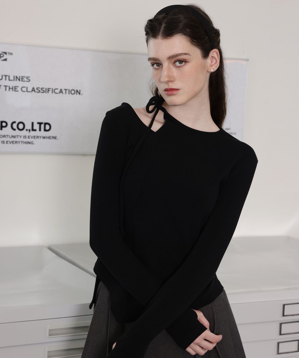 러브참(LOVECHARM) [셀리나 컷아웃 리본 니트 탑_블랙] Celina Cut-out Ribbon Knit Top_Black