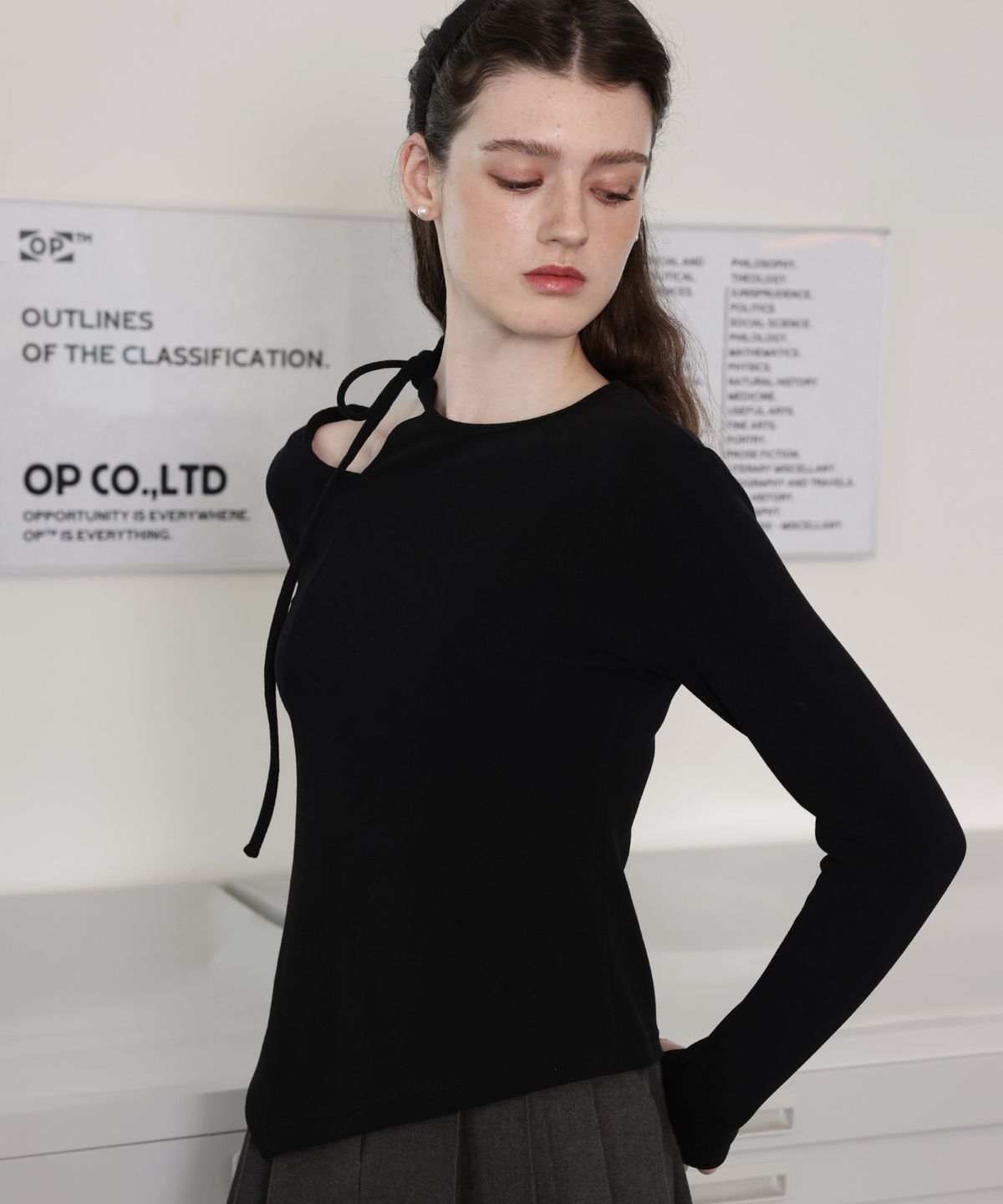 러브참(LOVECHARM) [셀리나 컷아웃 리본 니트 탑_블랙] Celina Cut-out Ribbon Knit Top_Black