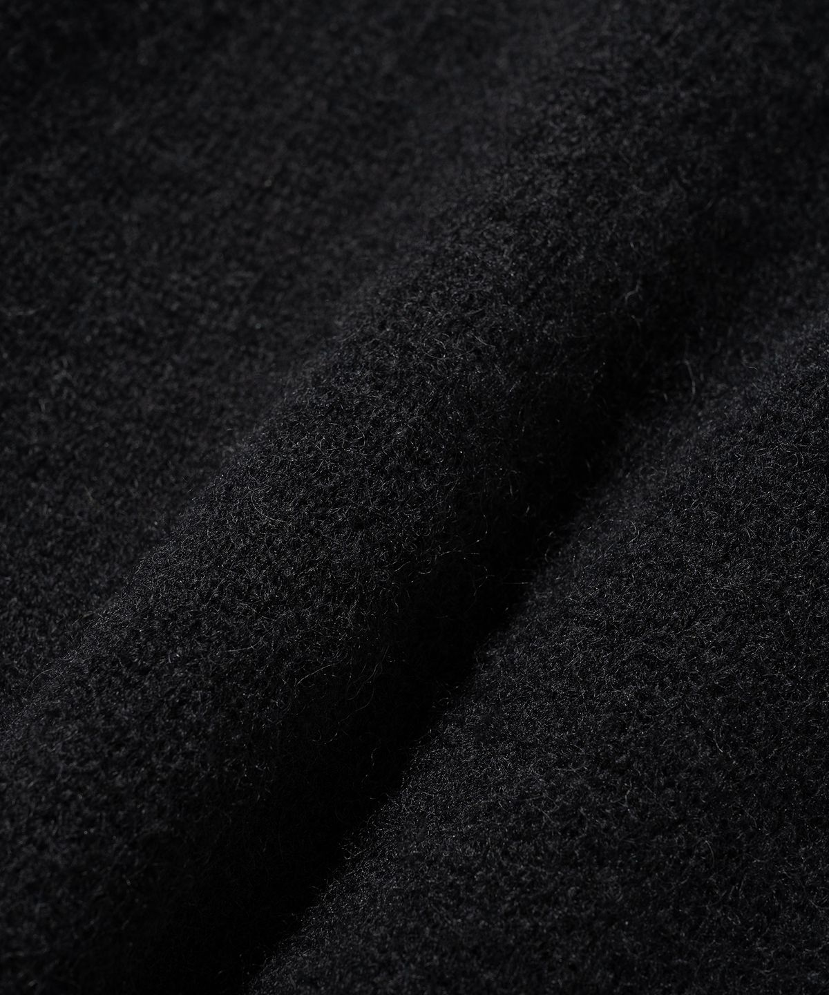 니티드(KNITTED) 쉐기독 울 100% 라운드 니트 BLACK