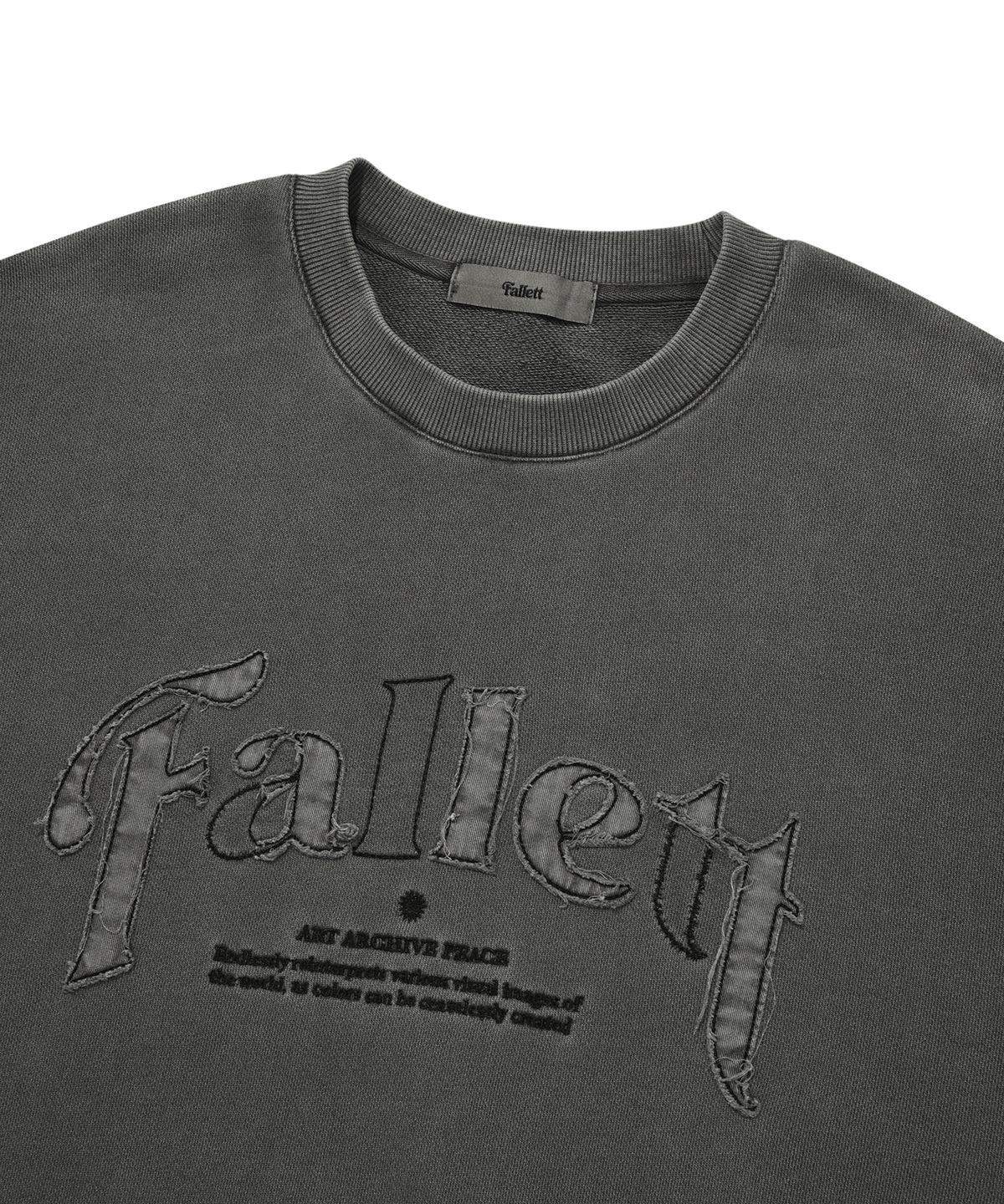 팔렛(FALLETT) 아플리케 로고 피그먼트 맨투맨 차콜