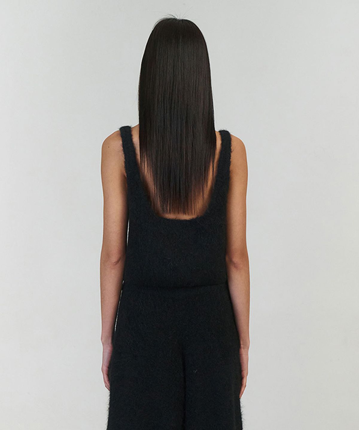 아모멘토(AMOMENTO) ALPACA SLEEVELESS CROP TOP_BLACK