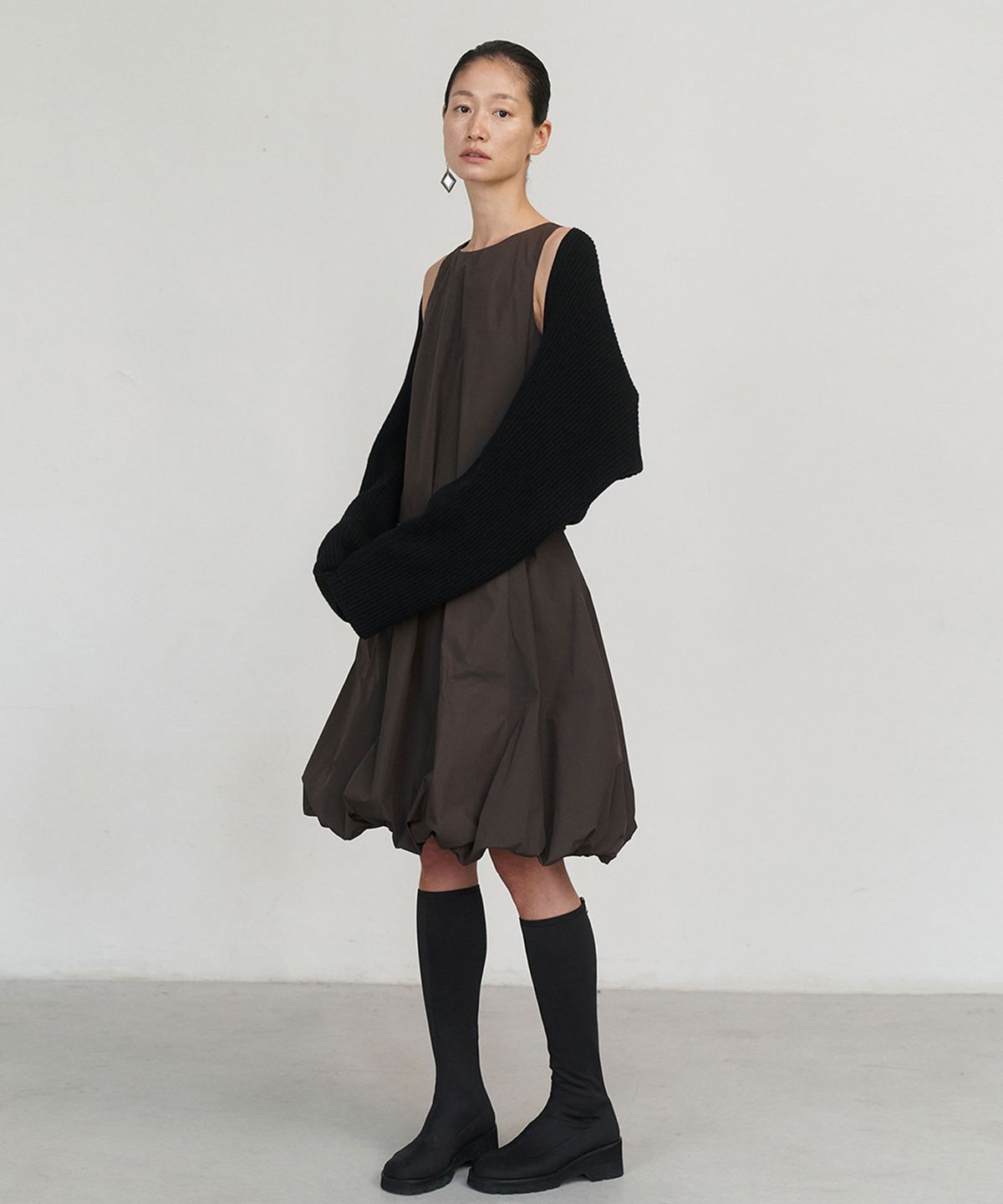 아모멘토(AMOMENTO) VOLUME SLEEVELESS DRESS_BROWN