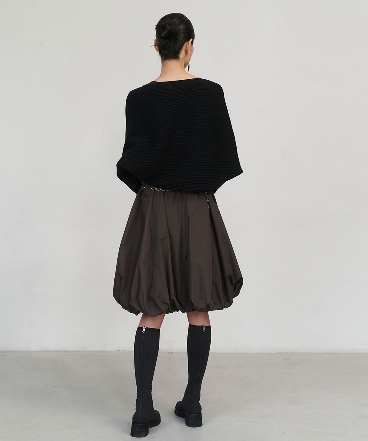 아모멘토(AMOMENTO) VOLUME SLEEVELESS DRESS_BROWN