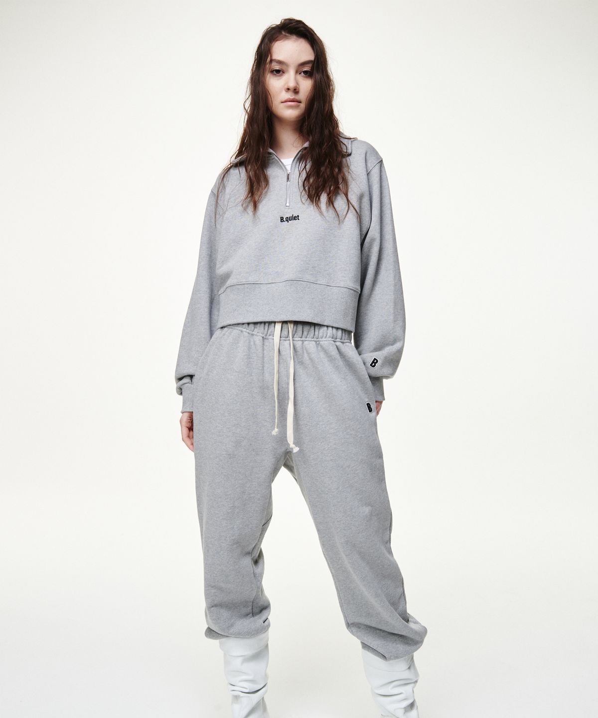 비콰이엇(B QUIET) CROPPED HALF ZIP-UP SWEATSHIRT_MELANGE GRAY