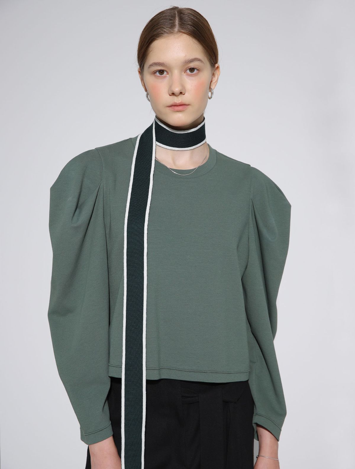 르이엘(LE YIEL) Volume Sleeve Crop Sweatshirt_Olive  Green 볼륨 슬리브 크롭 스웨트셔츠_올리브 그린