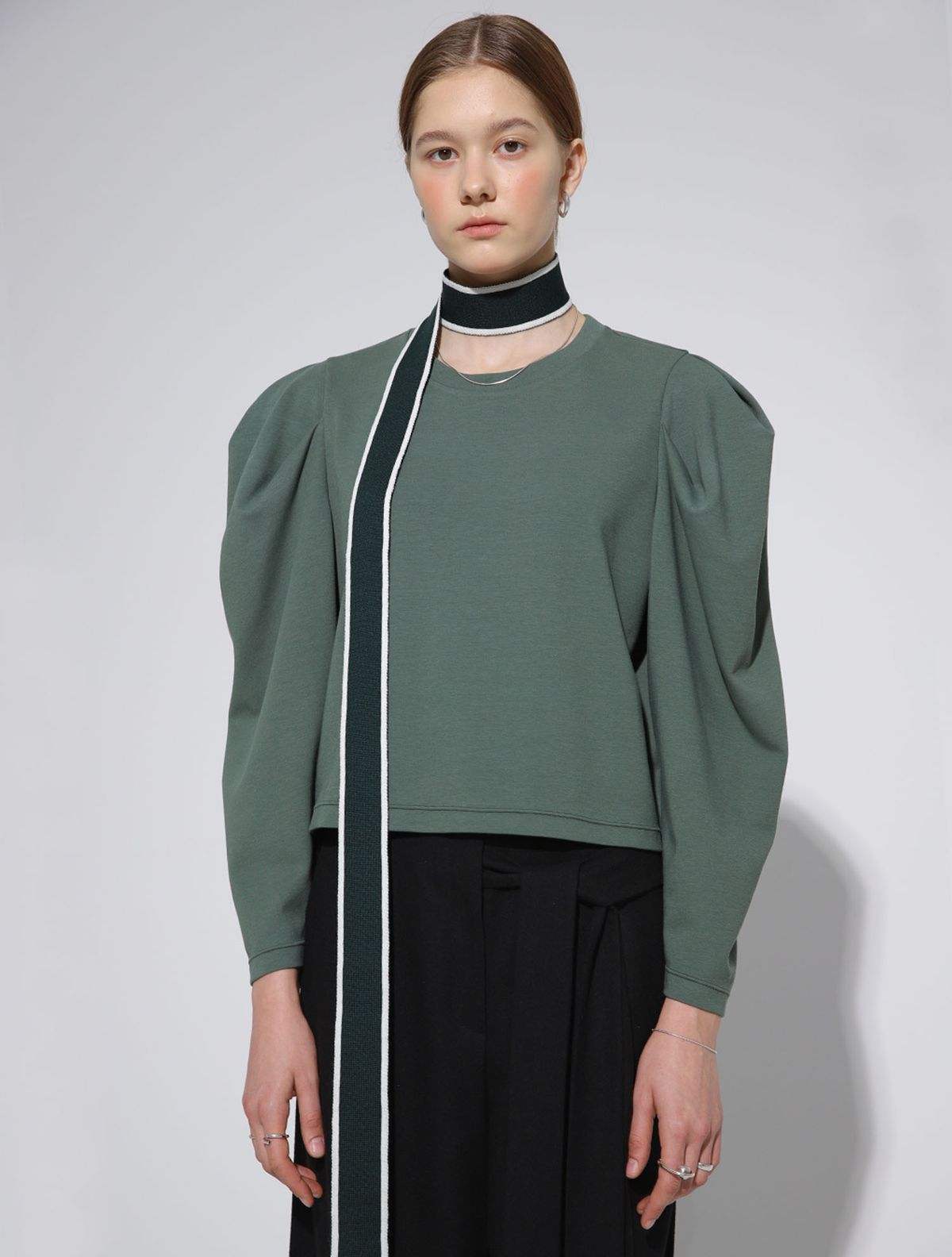 르이엘(LE YIEL) Volume Sleeve Crop Sweatshirt_Olive  Green 볼륨 슬리브 크롭 스웨트셔츠_올리브 그린
