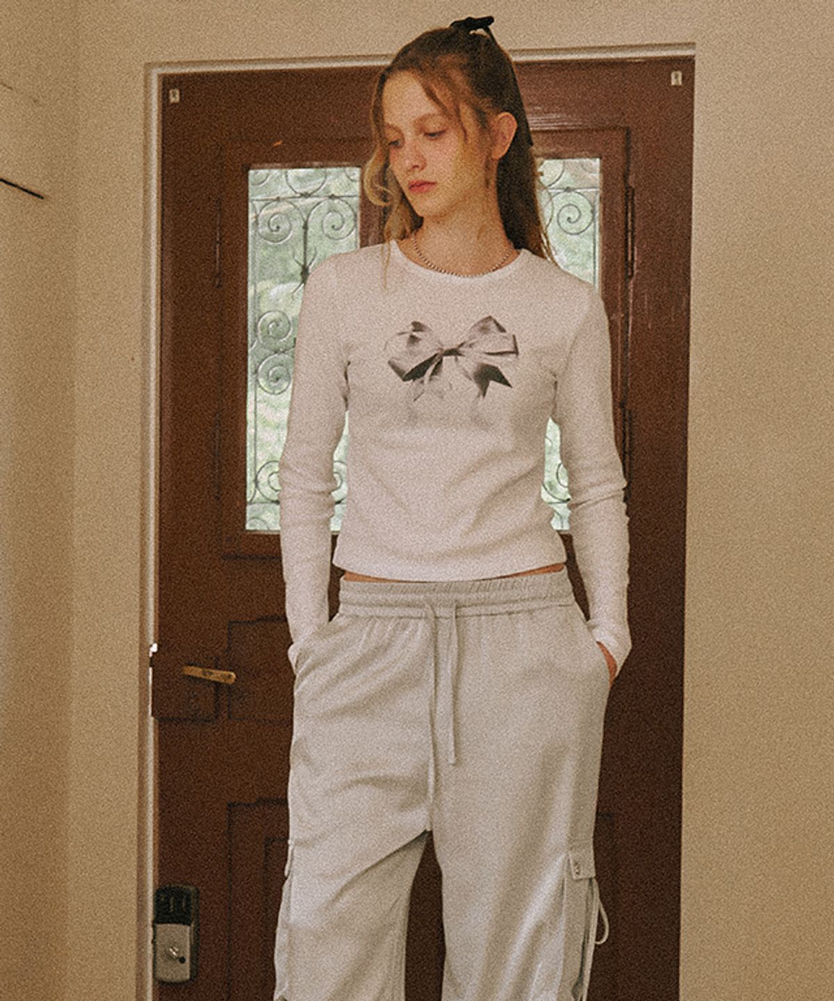 론론(RONRON) DOUBLE RIBBON SLIM CROP LONG SLEEVE WHITE SILVER