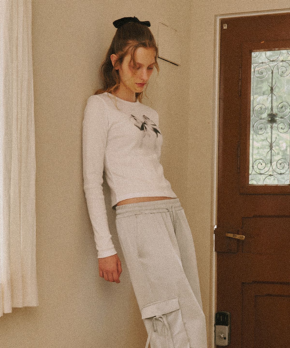 론론(RONRON) DOUBLE RIBBON SLIM CROP LONG SLEEVE WHITE SILVER