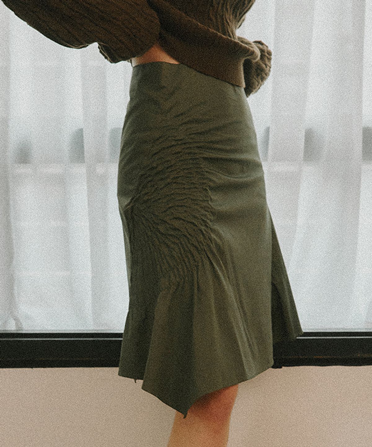 론론(RONRON) SMOCKING UNBALANCE SKIRT KHAKI