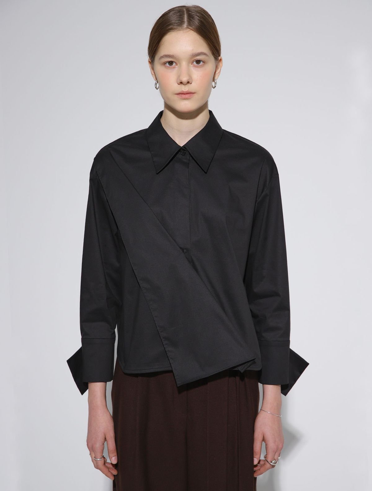 르이엘(LE YIEL) Overlap Crop Shirt Blouse_Black 오버랩 크롭 셔츠 블라우스_블랙