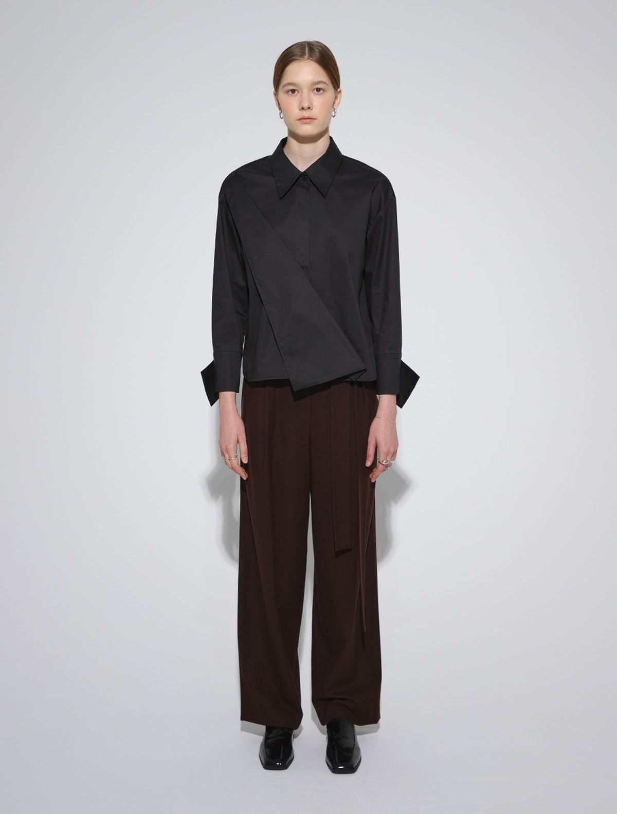 르이엘(LE YIEL) Overlap Crop Shirt Blouse_Black 오버랩 크롭 셔츠 블라우스_블랙