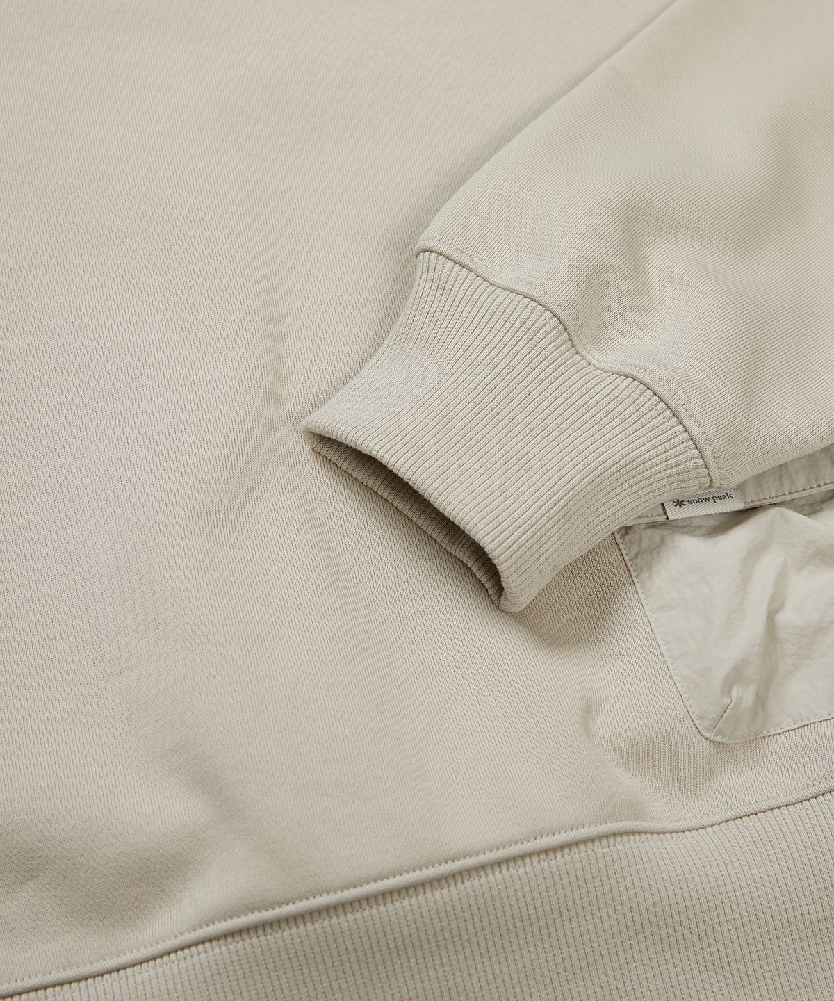 스노우피크 어패럴(SNOWPEAK APPAREL) 랜드 우먼스 우븐 포켓 기모 맨투맨 Light Beige (S23FWFHT62)