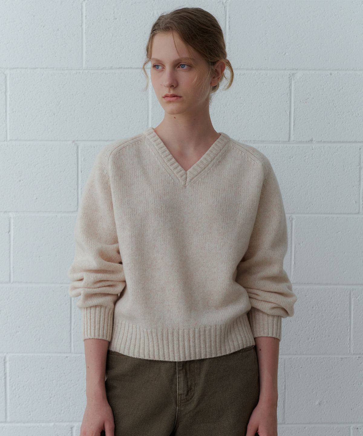 유라고(URAGO) Clay wool V-neck knit
