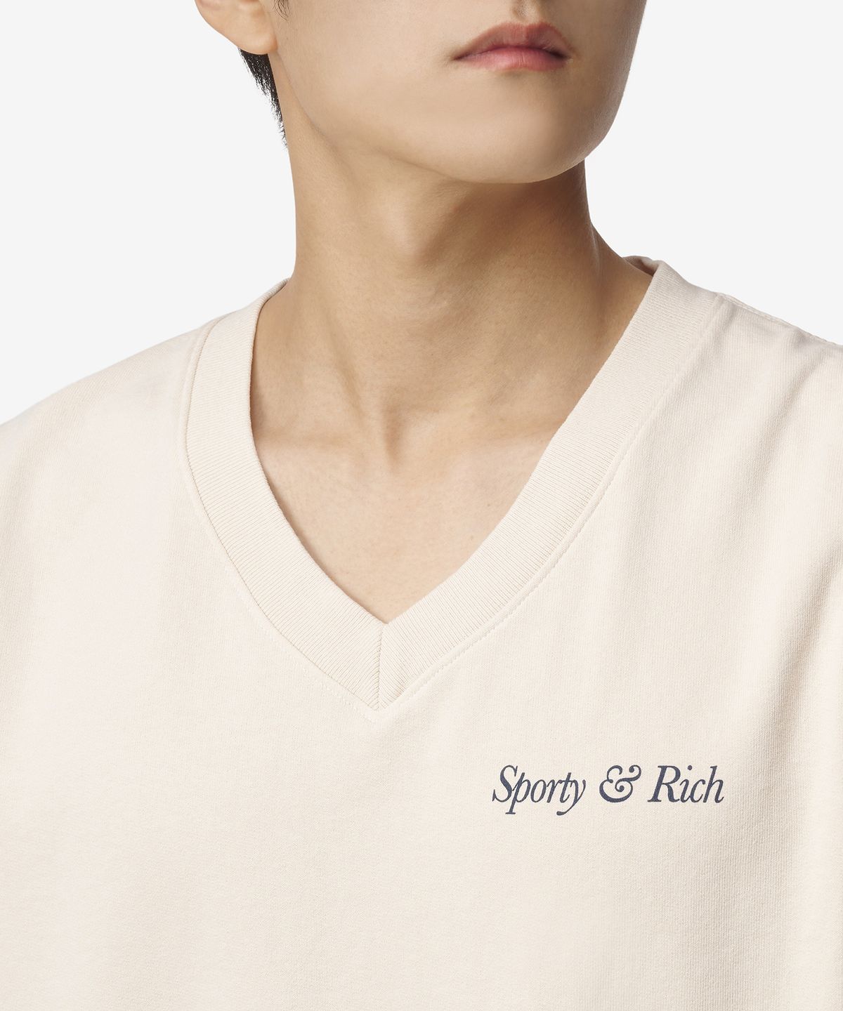 스포티앤리치(SPORTY&RICH) 이탤릭 로고 브이넥 베스트 - 크림 / VN881CR