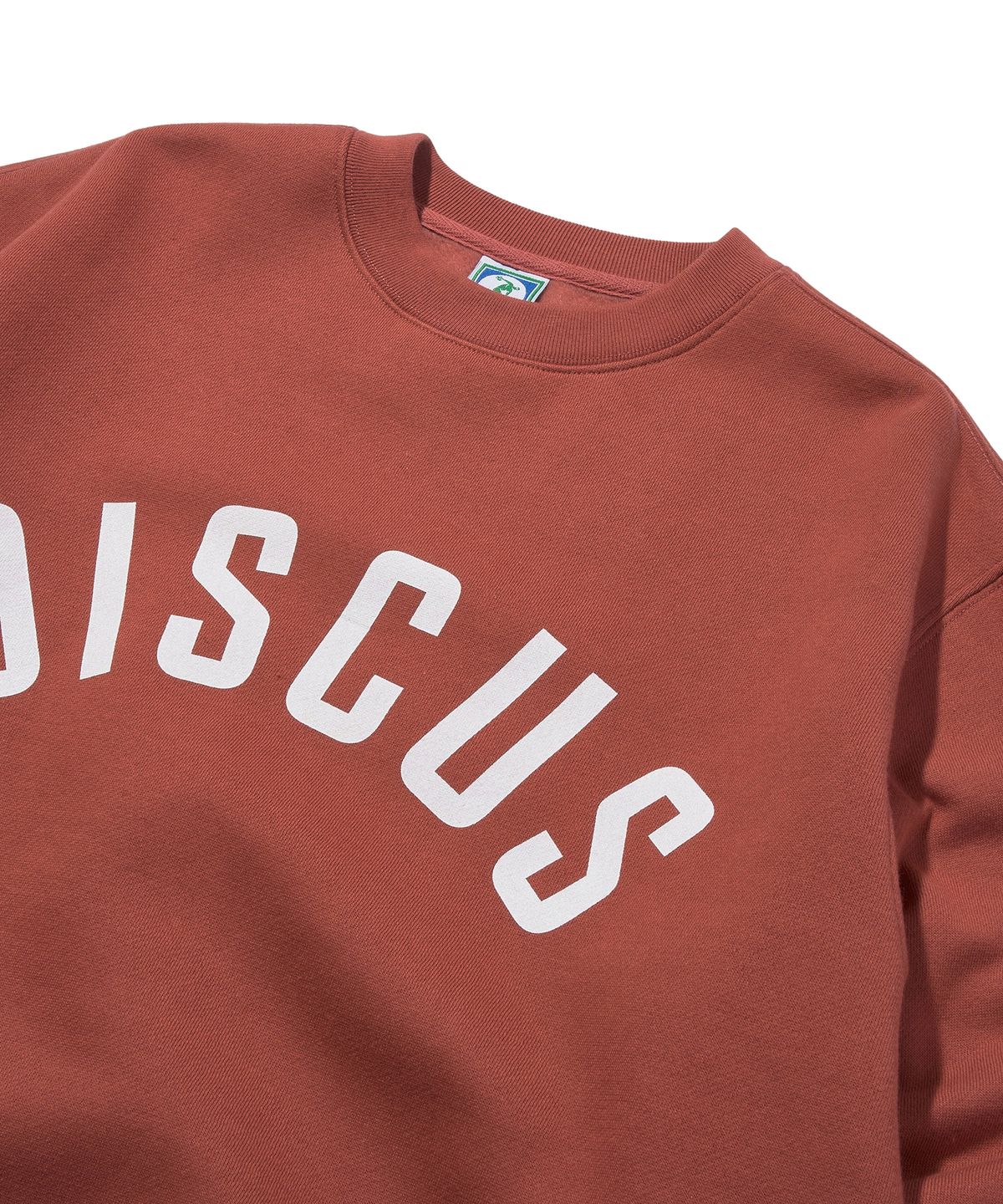 디스커스 애슬레틱(DISCUS ATHLETIC) 기모 레귤러 핏 아치 스웨트 셔츠 브릭 레드