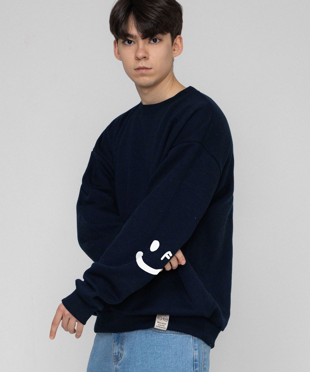 그레이버(GRAVER) [UNISEX]엘보우 스마일드로잉 맨투맨_네이비/화이트 로고