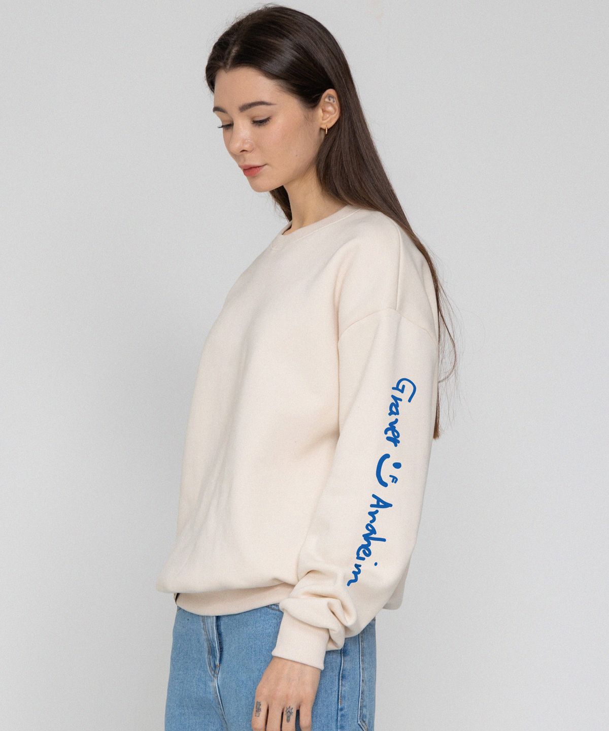 그레이버(GRAVER) [UNISEX]엘보우 드로잉 로고 스마일 맨투맨_크림
