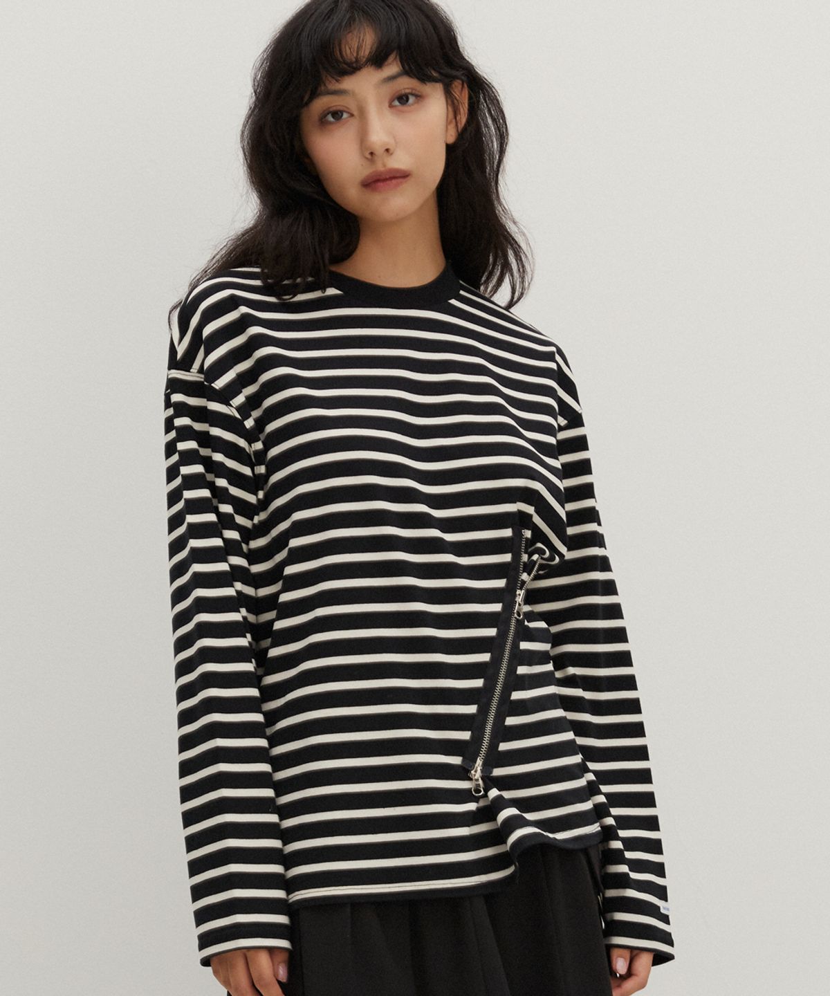 레이버러스(RAVEROUS) 지퍼 디테일 티셔츠 블랙