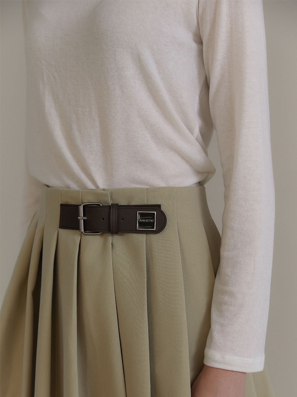 아노에틱(ANOETIC) ANC BUCKLE PLEATS WRAP SKIRT_BEIGE
