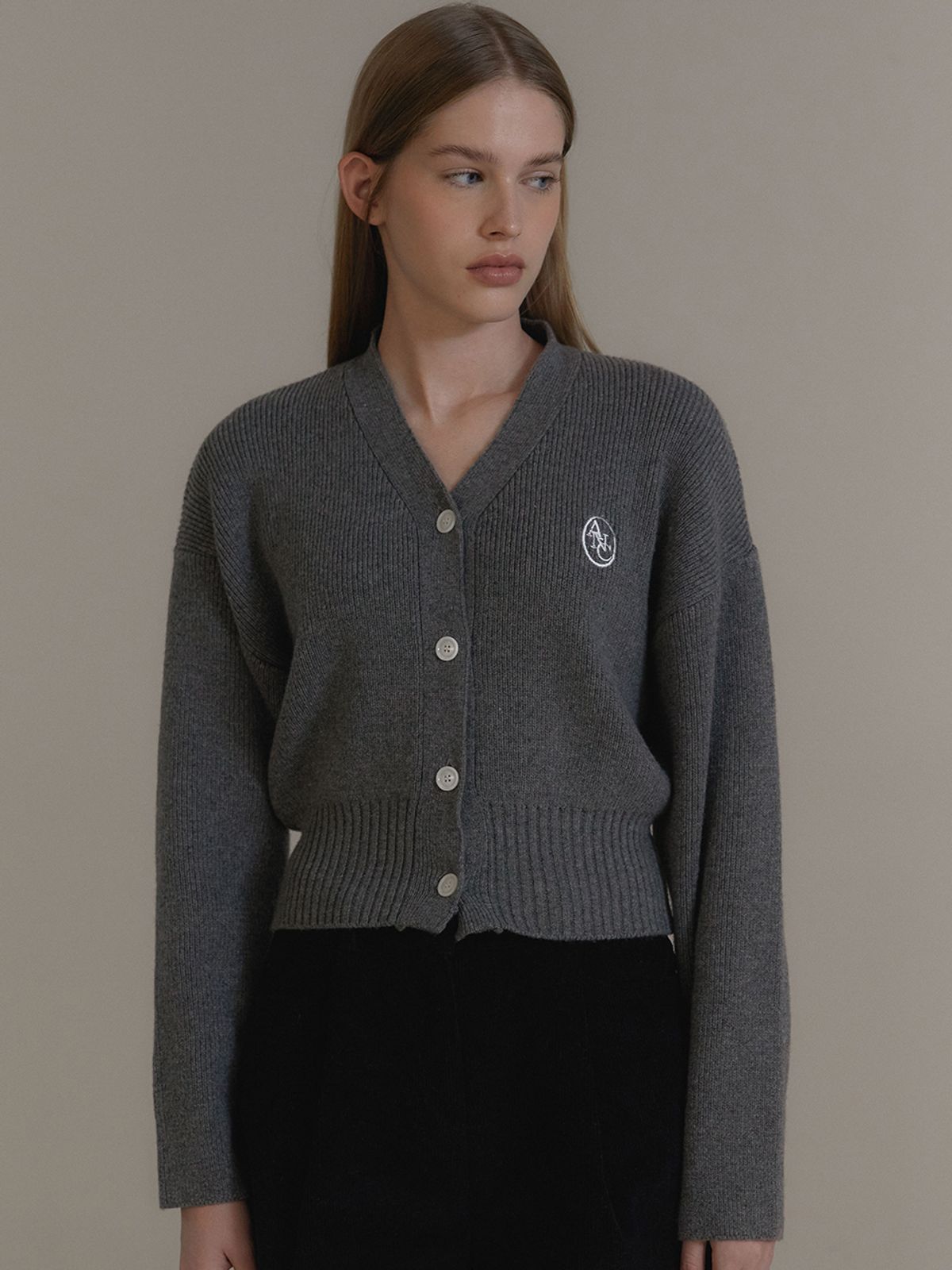 아노에틱(ANOETIC) ANC EMBROIDERED V-NECK CARDIGAN_GREY