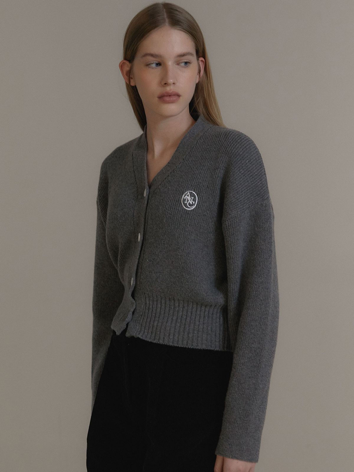 아노에틱(ANOETIC) ANC EMBROIDERED V-NECK CARDIGAN_GREY
