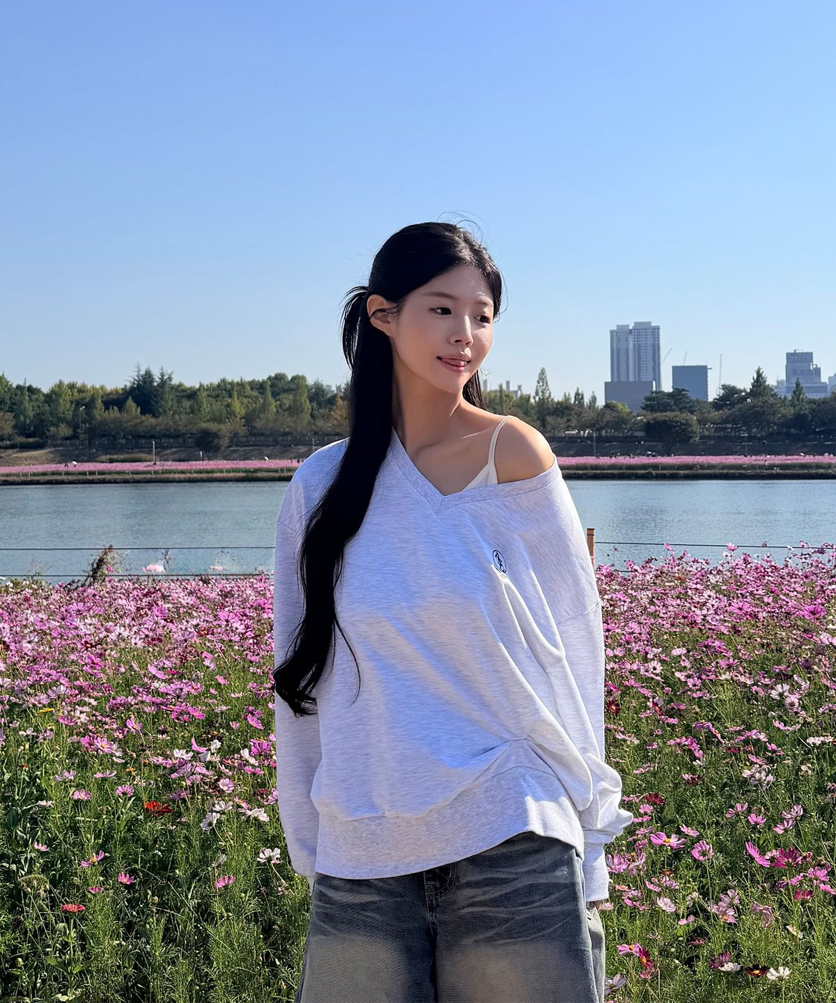 어썸스튜디오(AWESOME STUDIO) 브이넥 오버핏 스웻 셔츠 화이트그레이