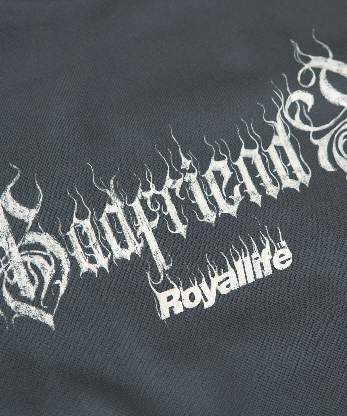 로얄라이프(ROYALLIFE) RLLR3008 핸드 드로잉 스모크 로고 롱슬리브 - 시멘트