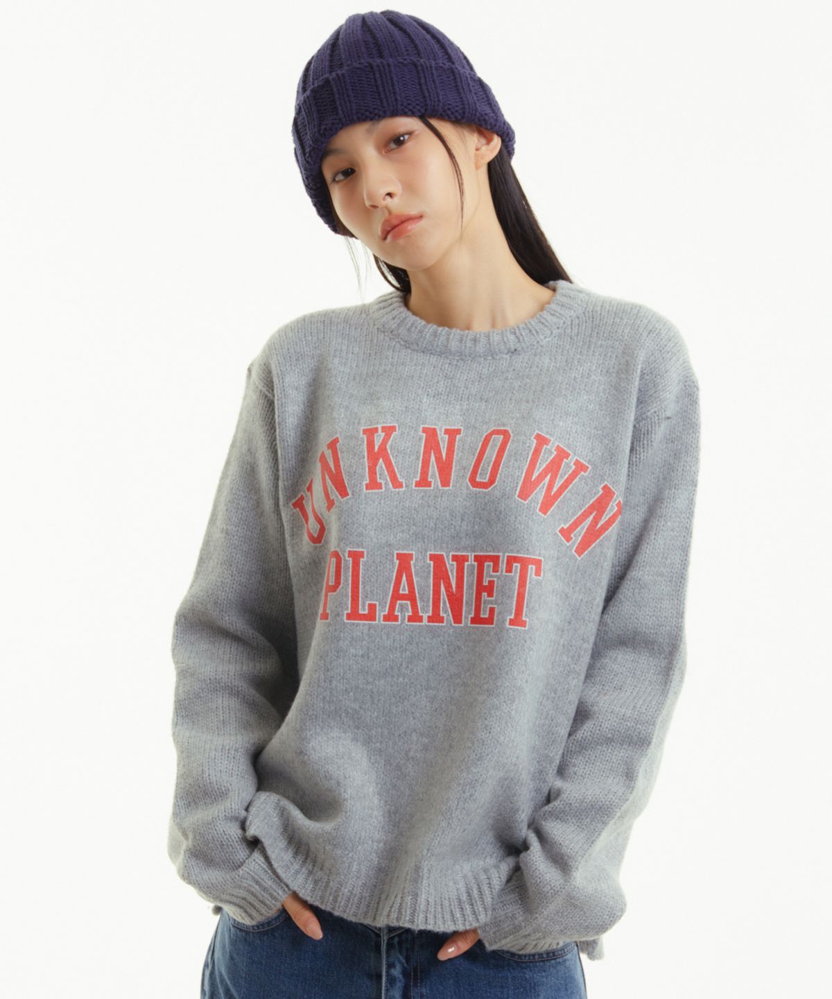 언노운 플라넷(UNKNOWN PLANET) 바시티 로고 니트 멜란지