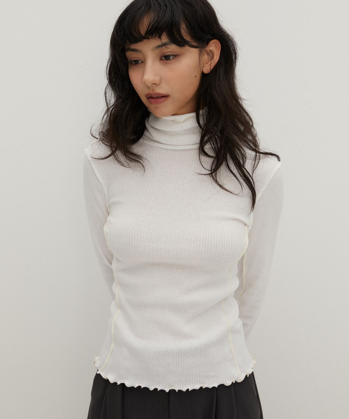 레이버러스(RAVEROUS) 컨트라스트 인터록 터틀넥 티셔츠 화이트