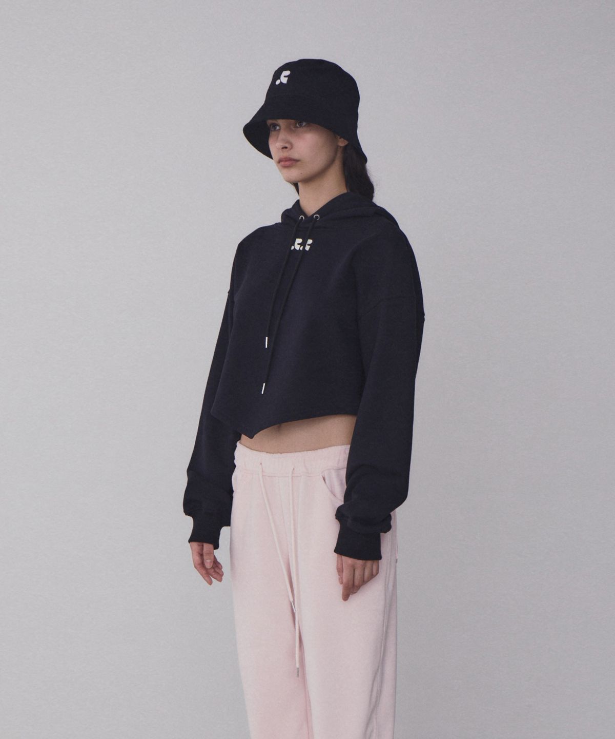 레스트앤레크레이션(REST&RECREATION) RR ARROW POINT HOODIE_BLACK