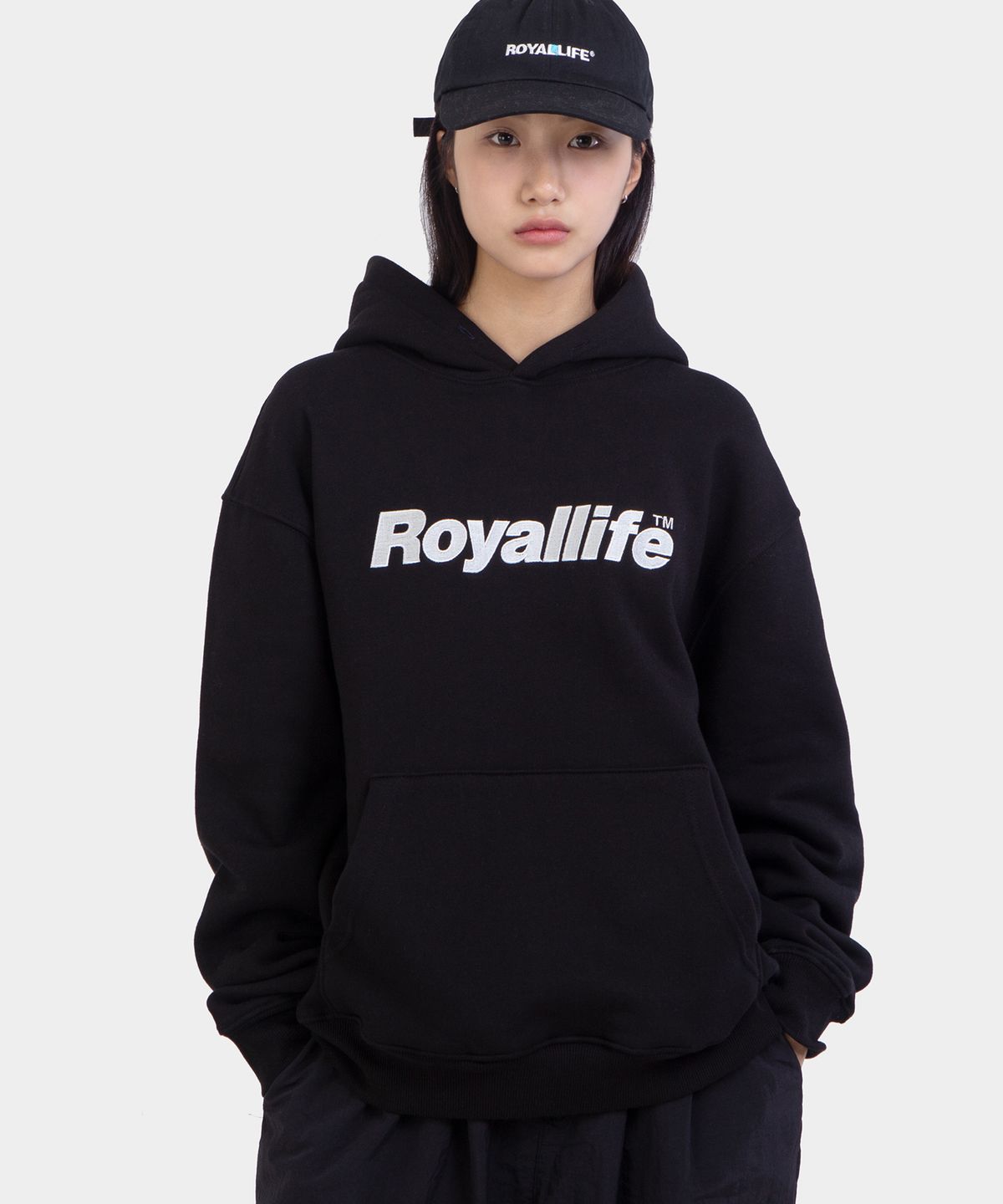 로얄라이프(ROYALLIFE) RLPH3001 OG 자수 로고 기모 후드티 - 블랙