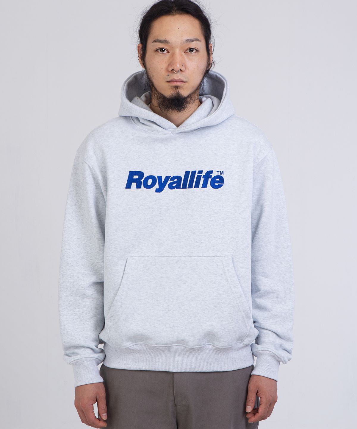 로얄라이프(ROYALLIFE) RLPH3001 OG 자수 로고 기모 후드티 - 애쉬그레이