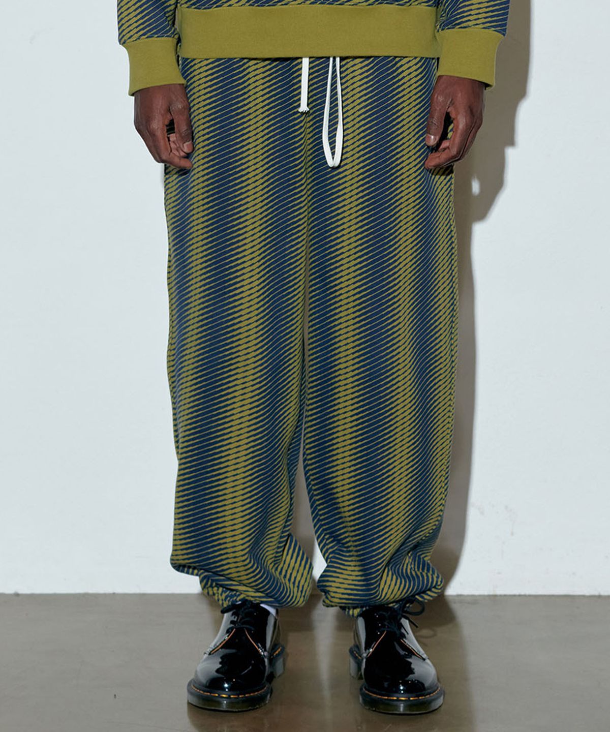 스컬프터(SCULPTOR) Irregular Stripe Jogger Pants Olive/Navy