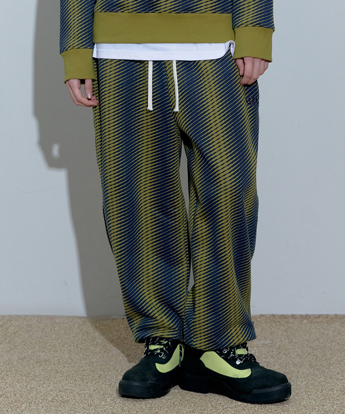 스컬프터(SCULPTOR) Irregular Stripe Jogger Pants Olive/Navy