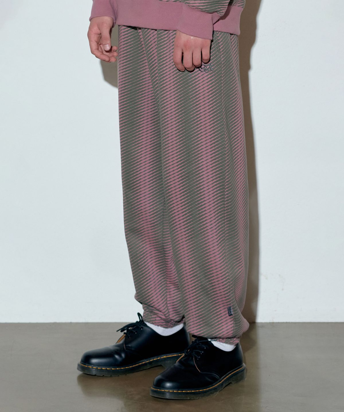스컬프터(SCULPTOR) Irregular Stripe Jogger Pants Berry/Khaki